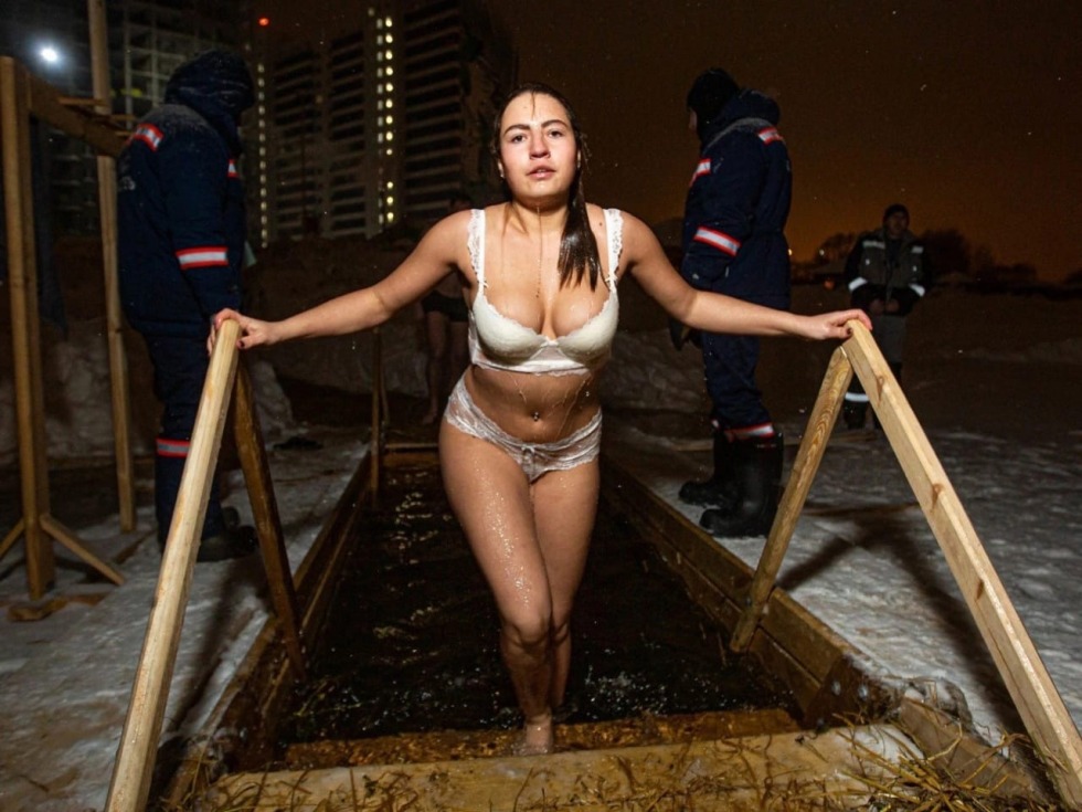 Naked mature women wash