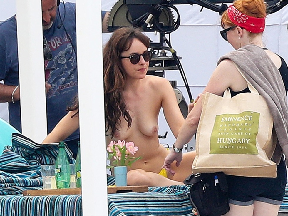 Dakota Johnson Toples