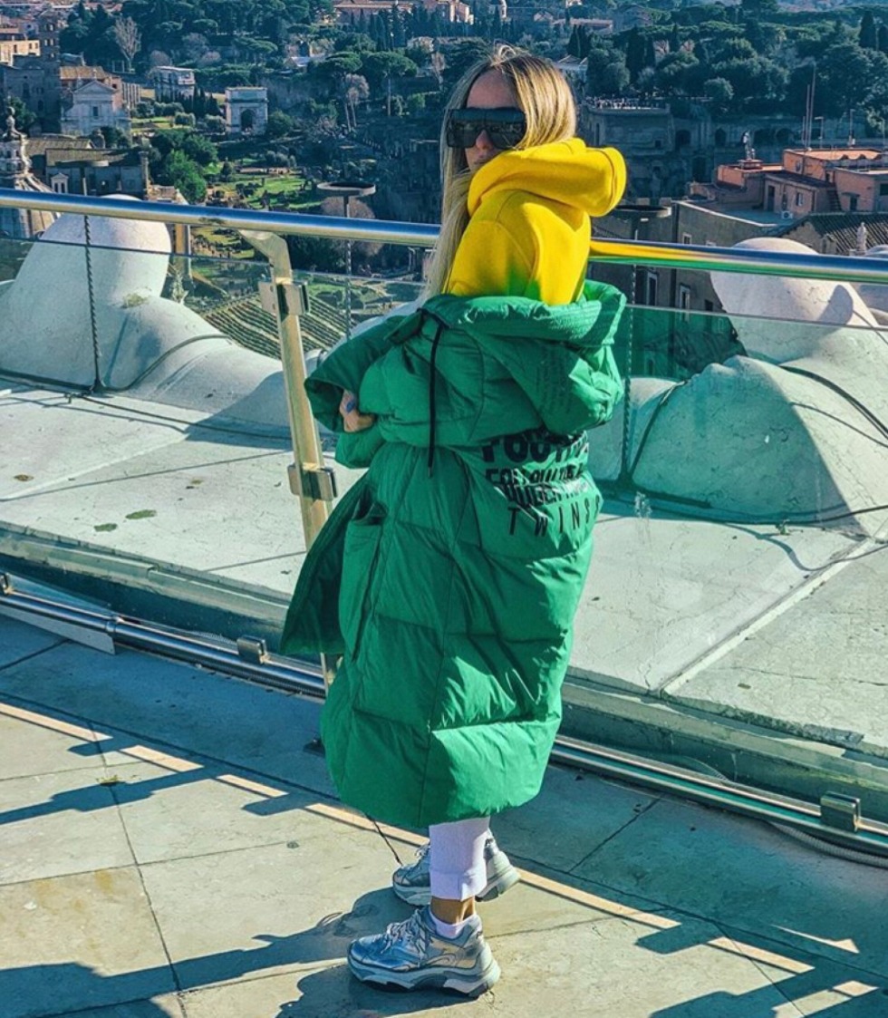 Marie Krymbreri clap their hands