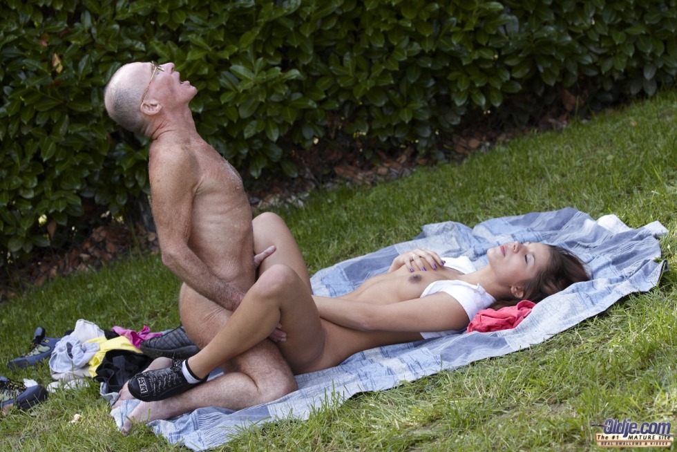 Olivia Nis and old pores