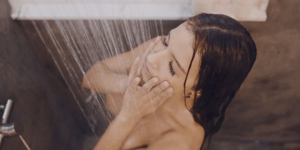 Girl in a T -shirt without panties on the street