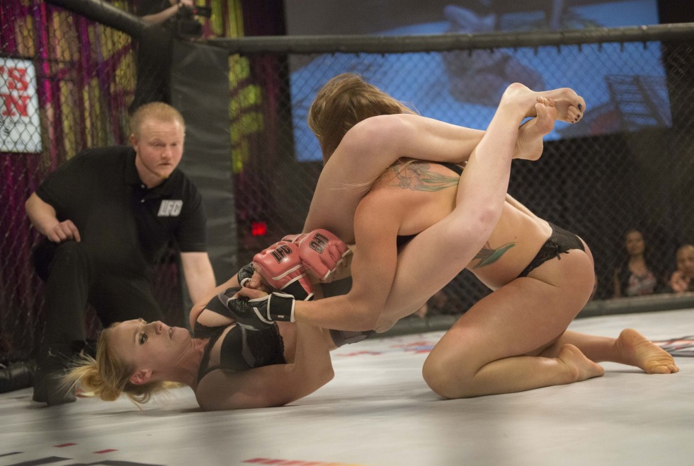 Lesbian battles in the ring