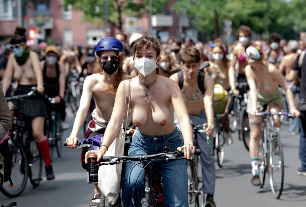 Bicycle races with bare breasts