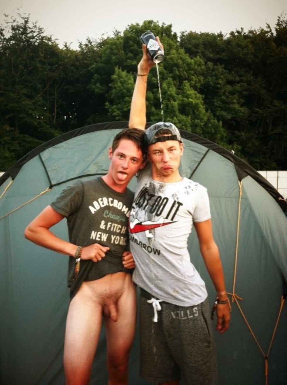 She spread her legs in public