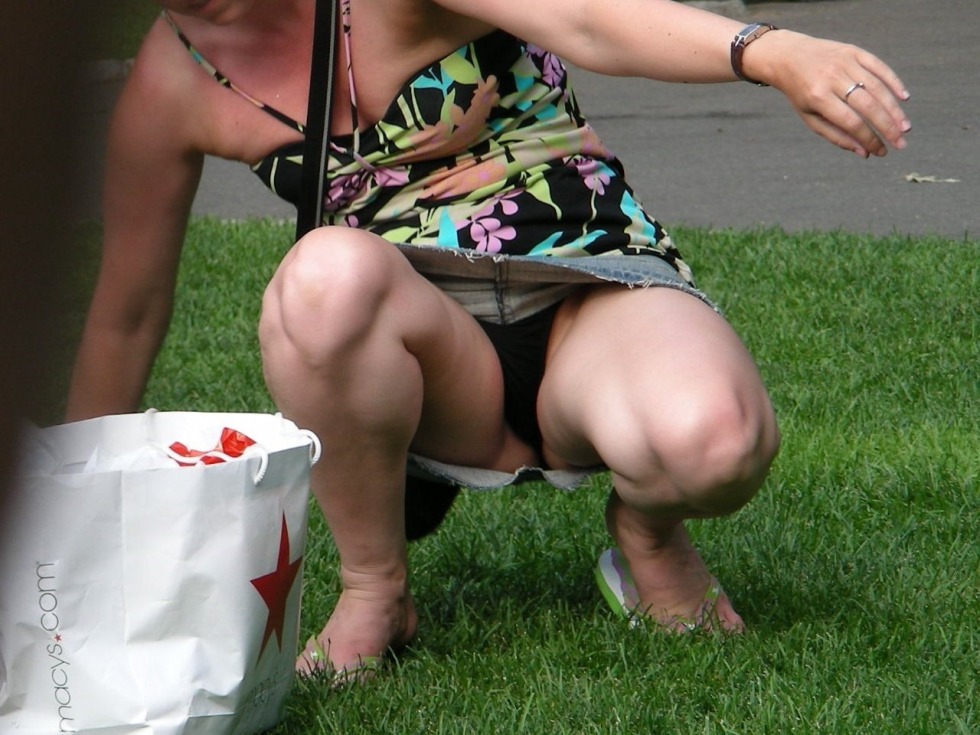 Flaching Upskirt Baby with Wet Dirty Panties