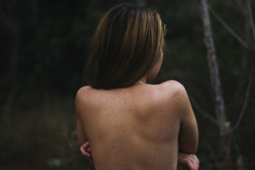 Girls climb trees naked