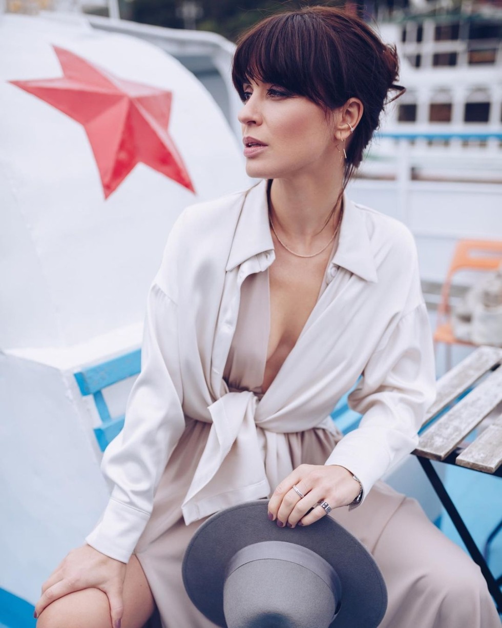 Jess b skokov in red stockings naked