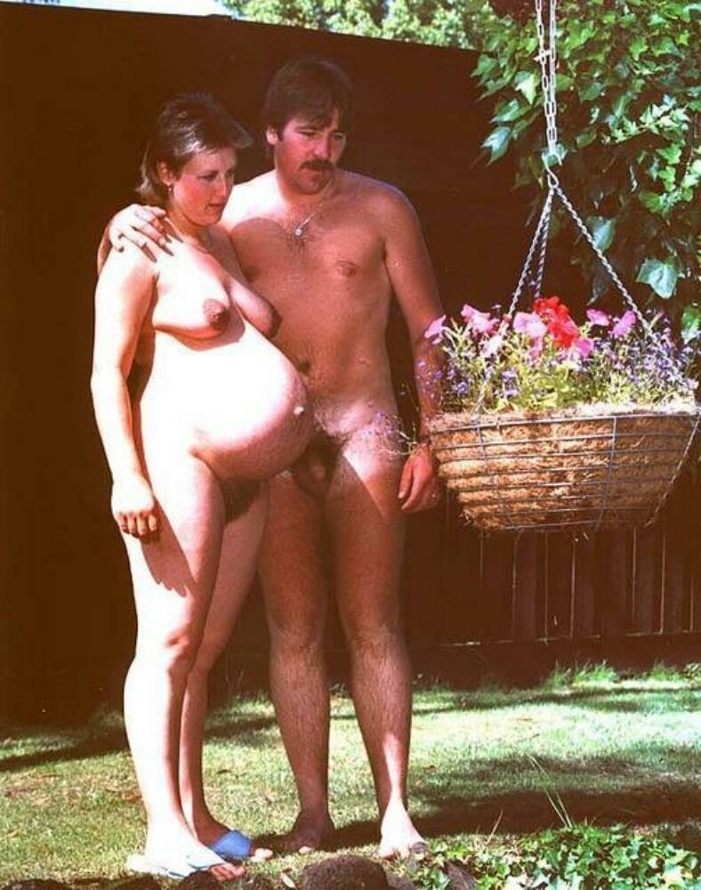Naked pregnant couples