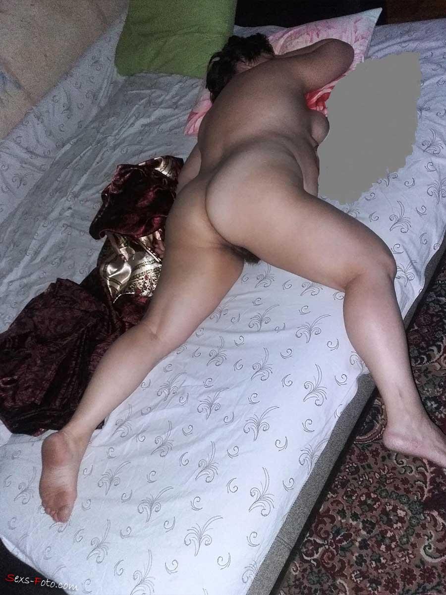 Drunk girls sleep without panties