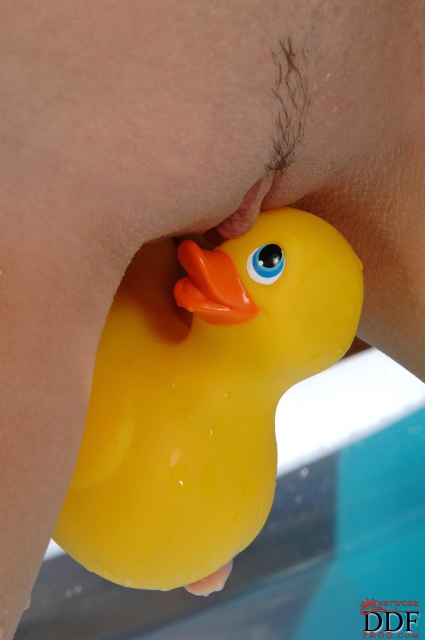Shmeksi the duck is naked
