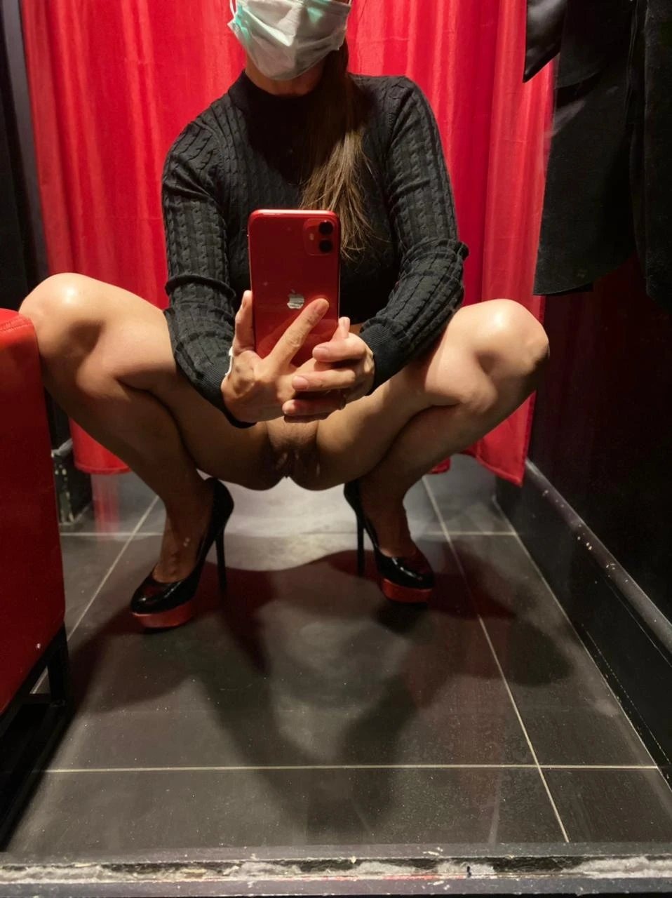 The girl cums in the fitting room