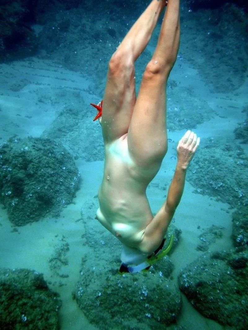 Underwater shooting nude