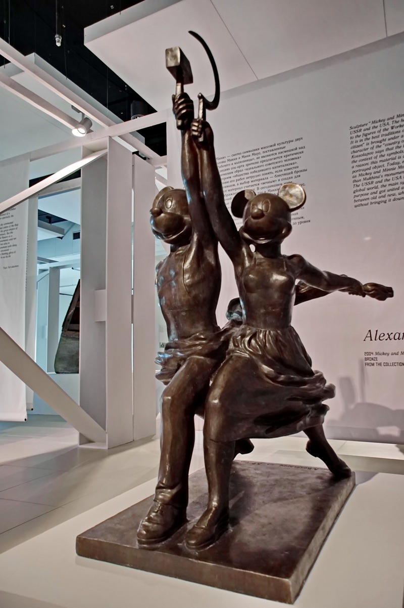 Mosfilm emblem of worker and collective farmer