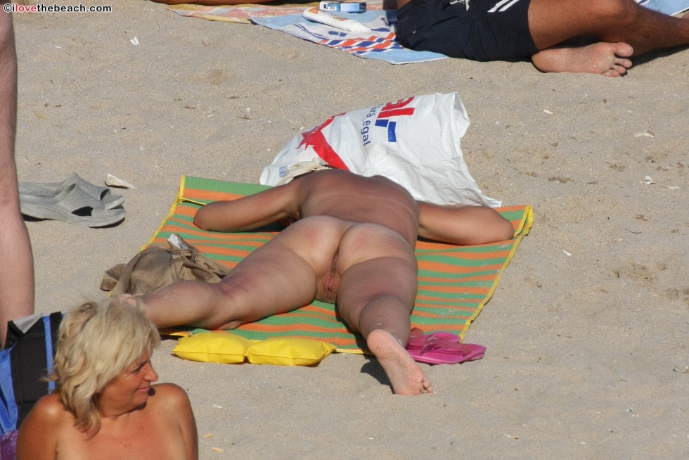 Peeping behind naked women on the beach
