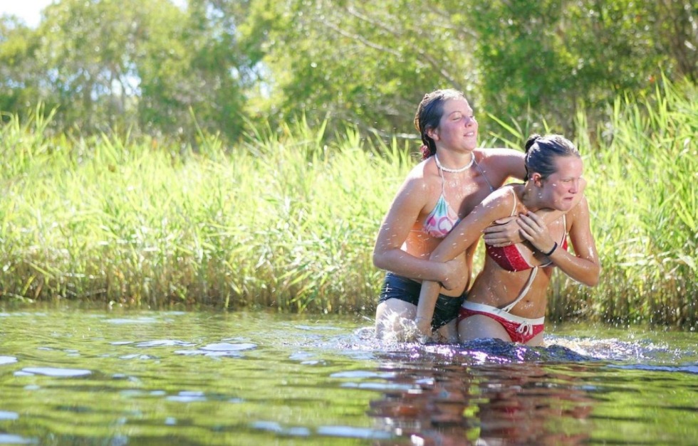 Chicks in the lake bathed