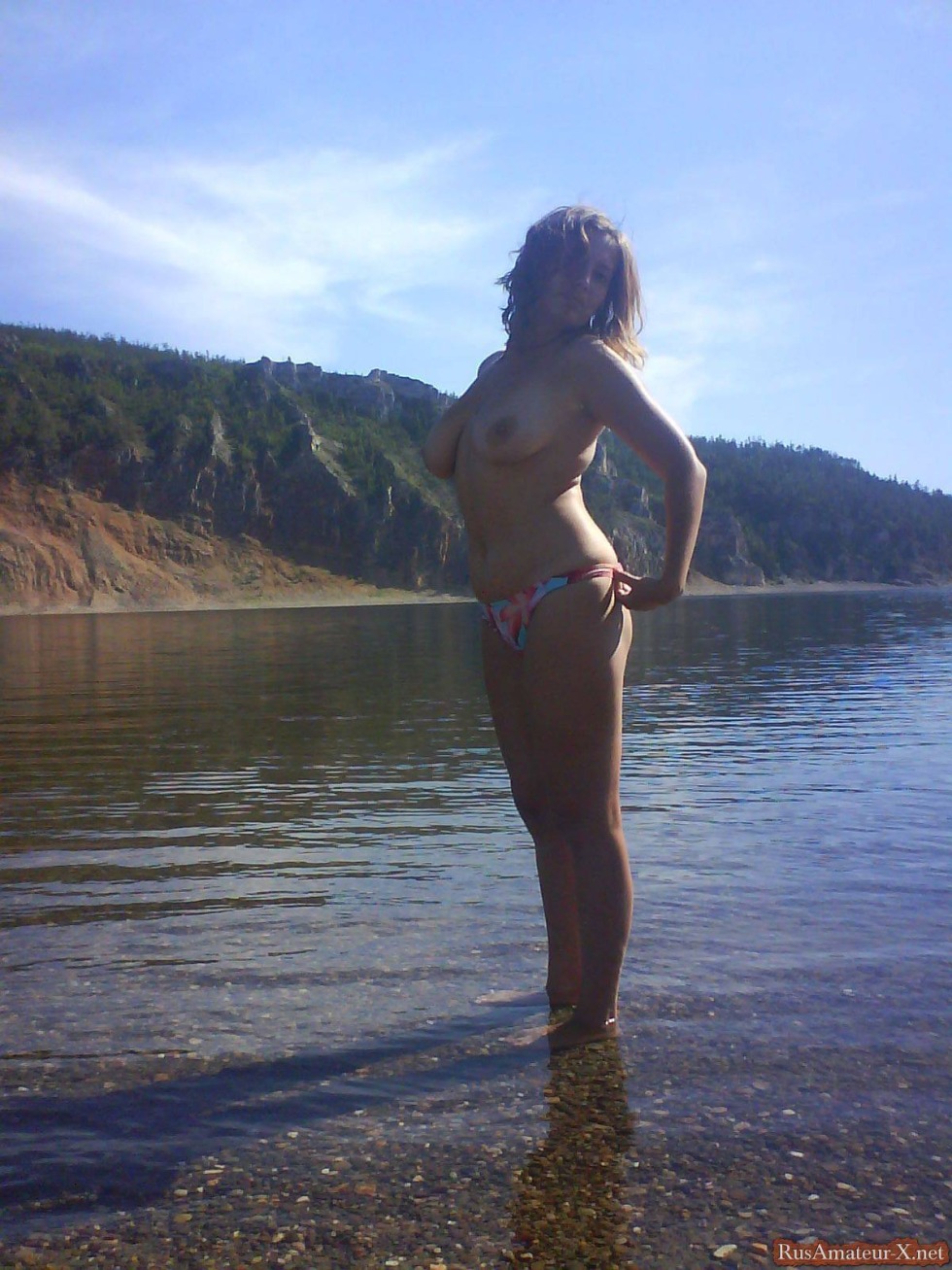 Girls rest on the nude river