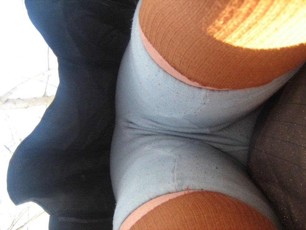 Pissing in pantyhose in pantalons