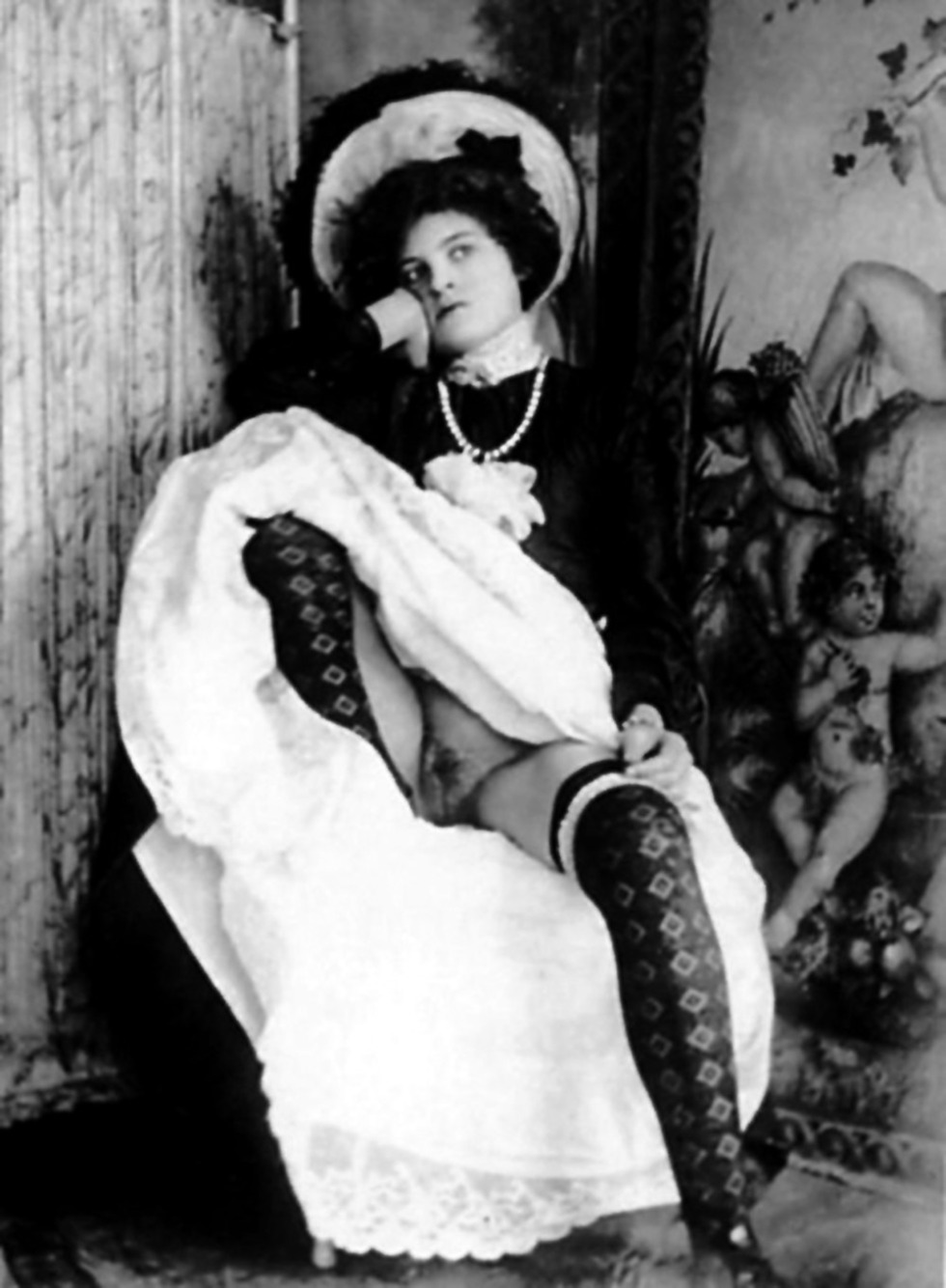 Retro ladies in a hat without panties