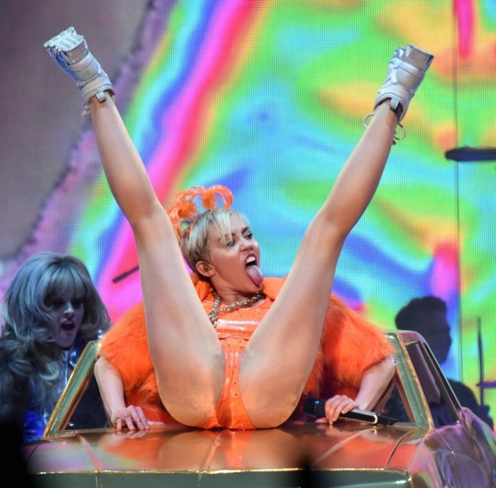 Miley Cyrus Vagina on stage