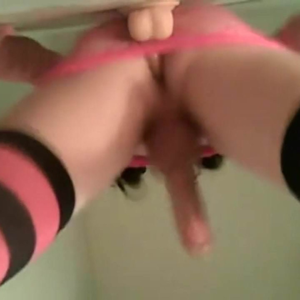 The gap cums from the phalloimitator