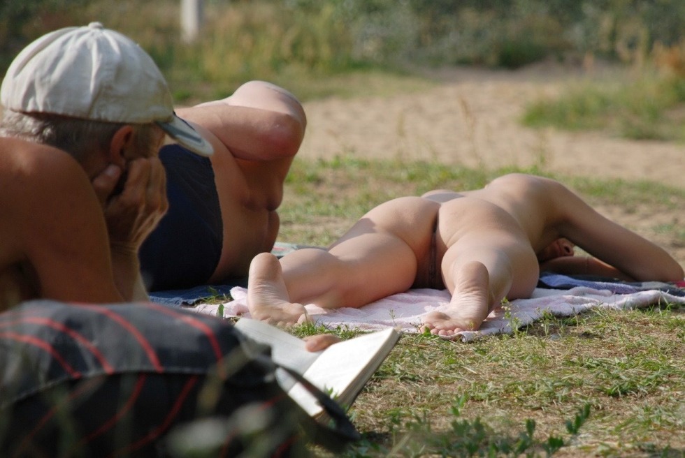 Peeping for women on the beach