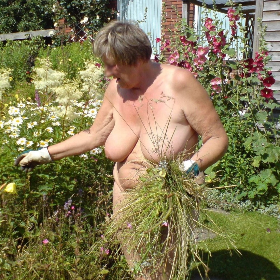 Rashen Granny nude in nature