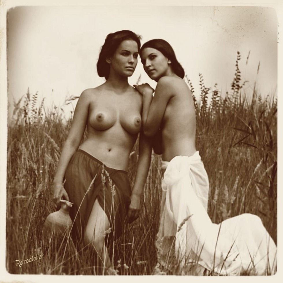 Retro women ero in nature