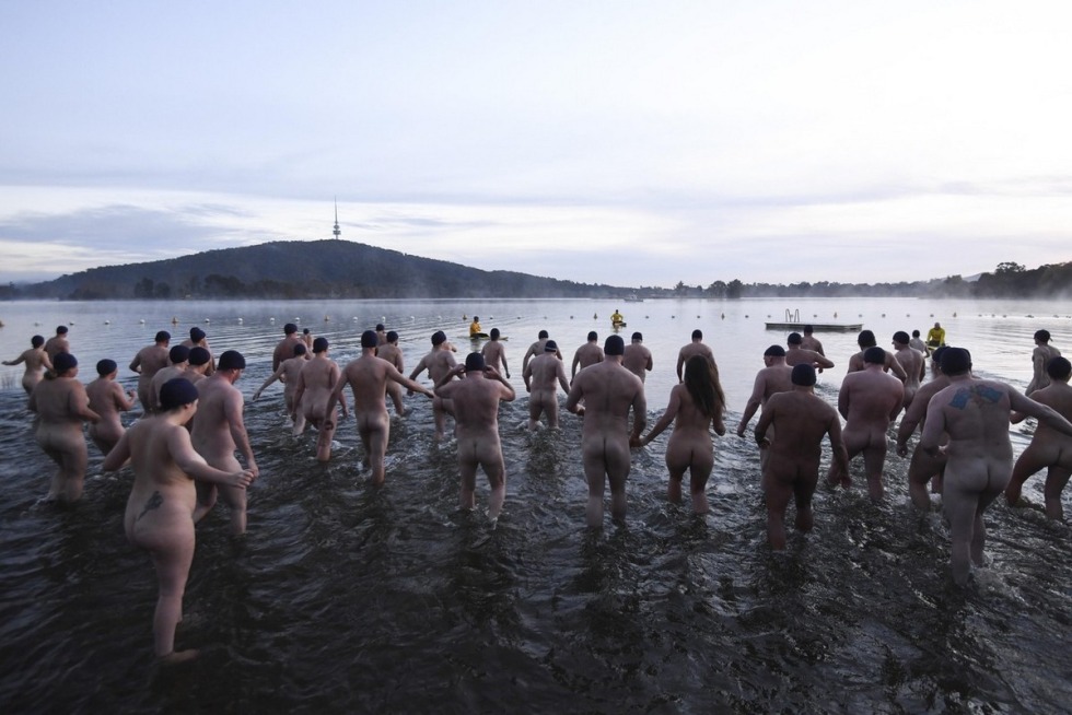 Mass bathing naked