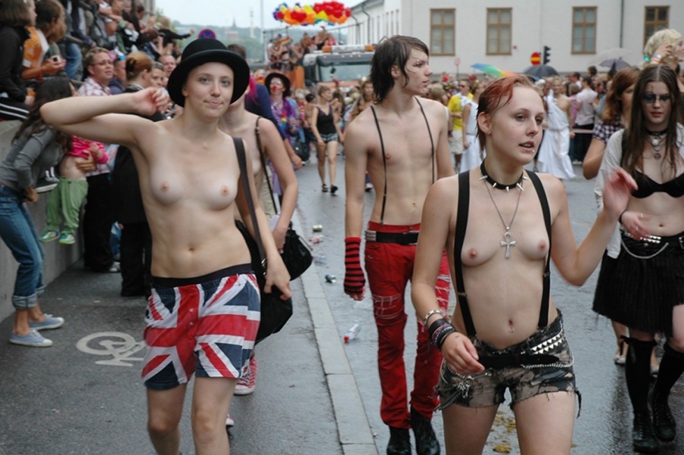 Festival Parade Transes nude