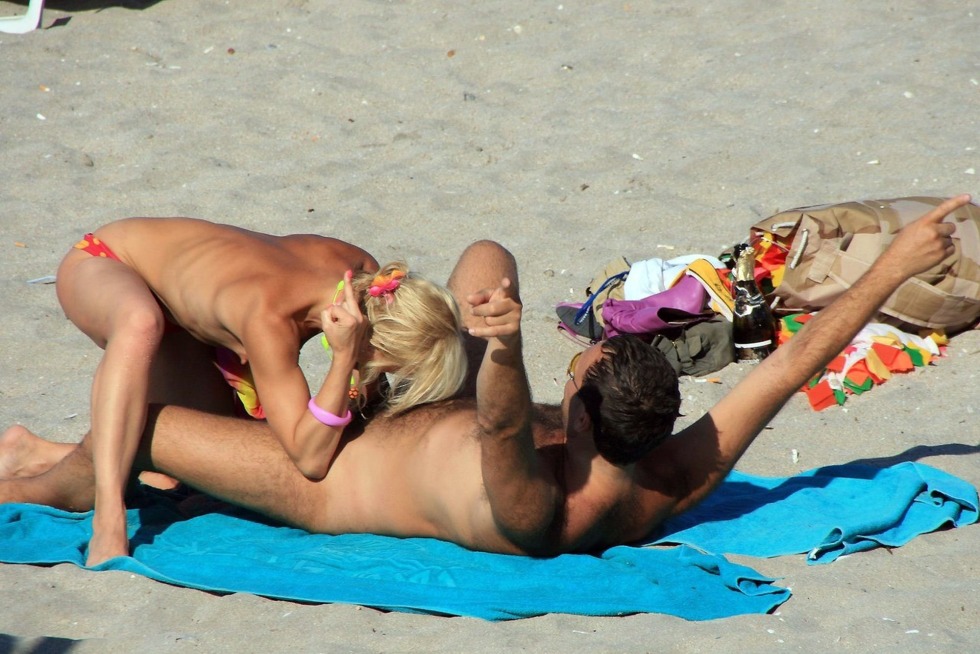 Erotic incidents on the beach