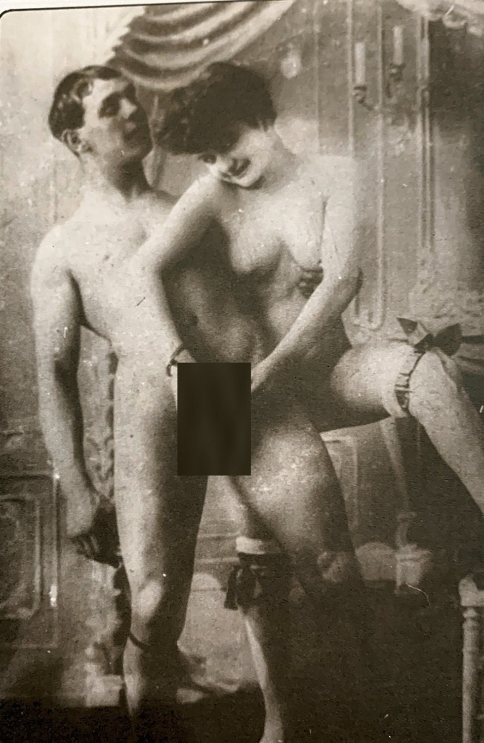 Naked women with men in a retro bathhouse