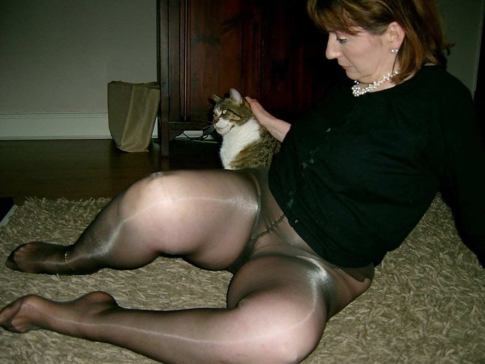 Naked mature women in tights