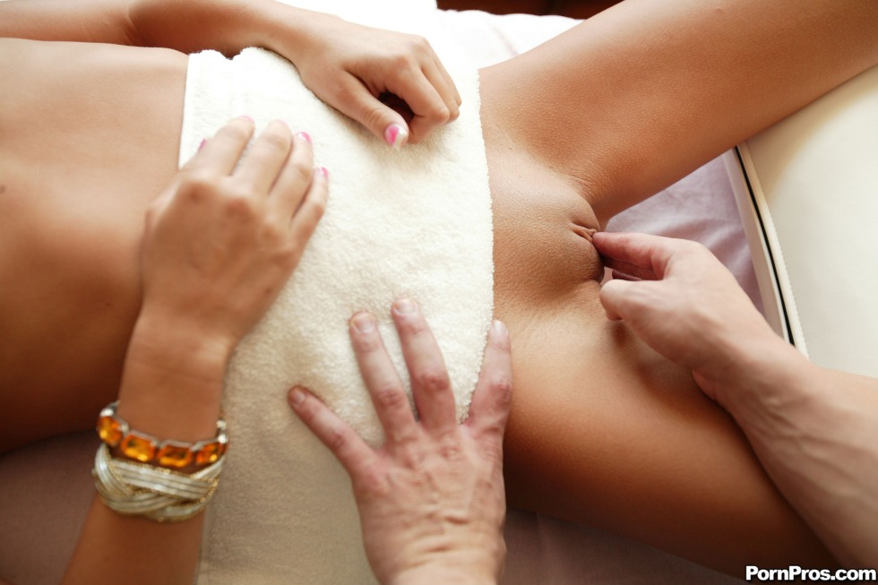 The guy massages the pussy to the girl