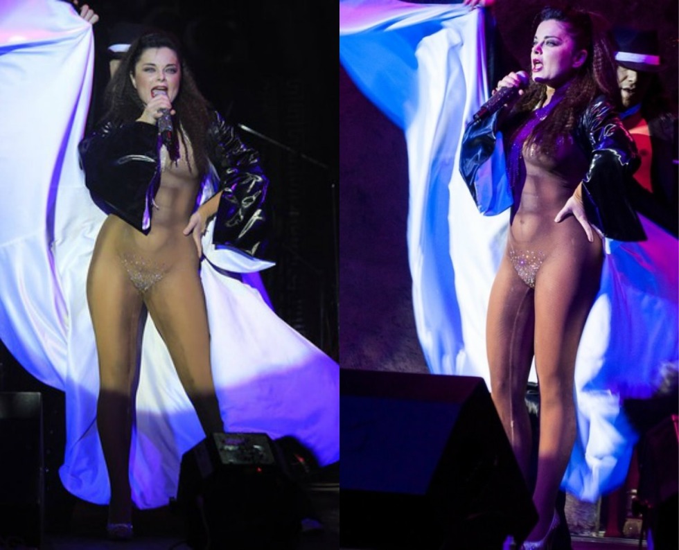 Jennifer Lopez without panties on stage