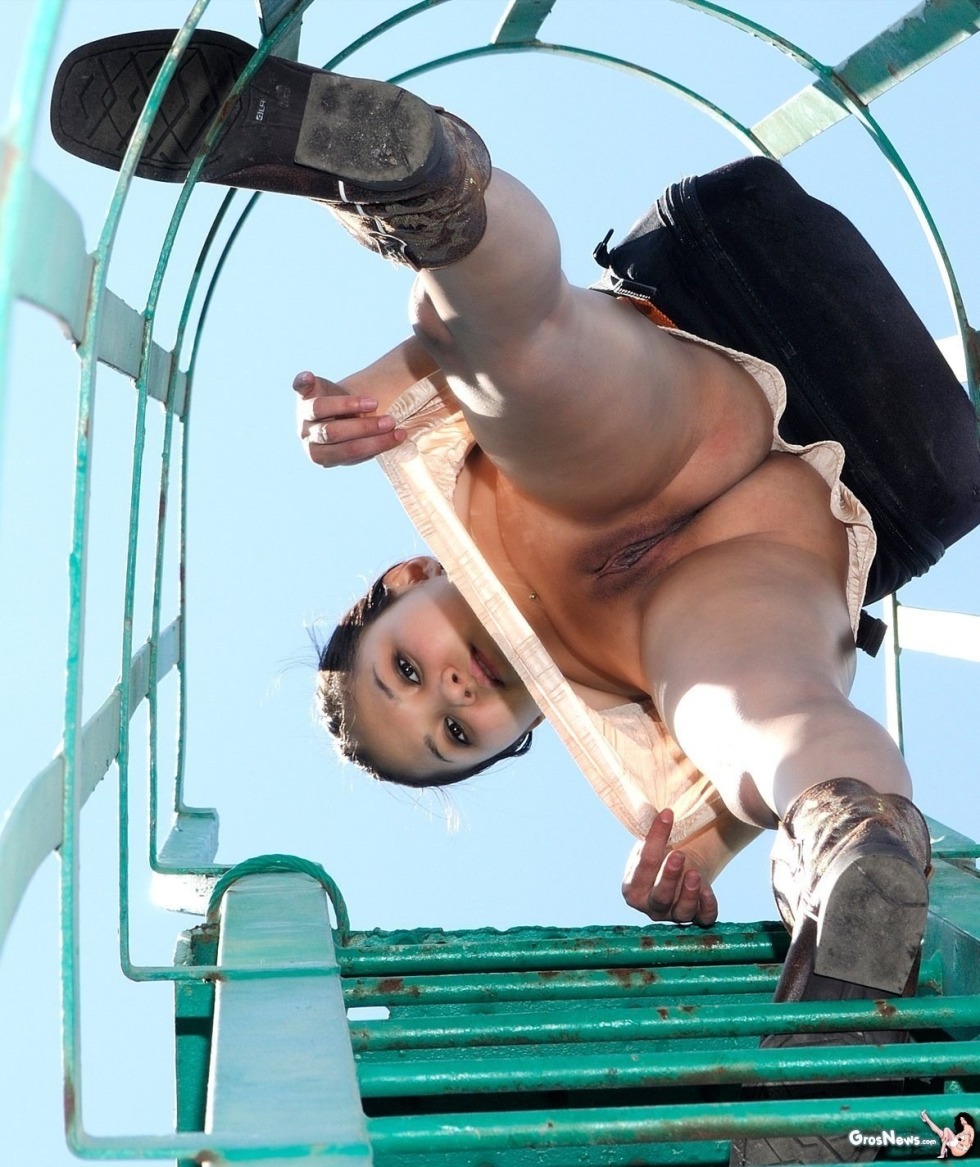 Girls without panties below