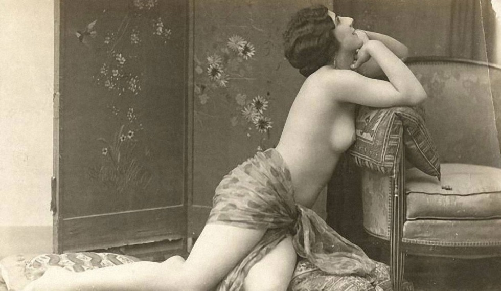 Erotic retro photo Naked woman lies in boots