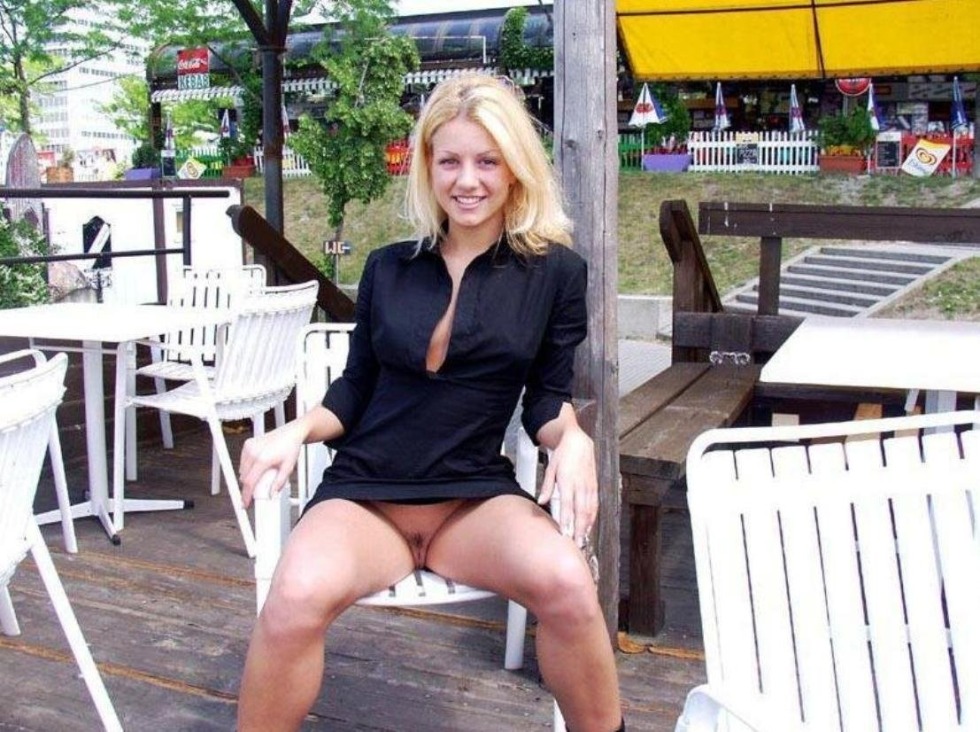 Mature in a skirt without panties in a cafe