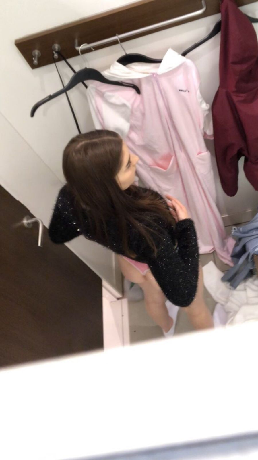 Girls in the fitting room peeped