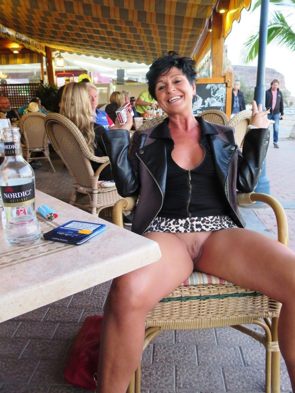 Mature in a skirt and without panties