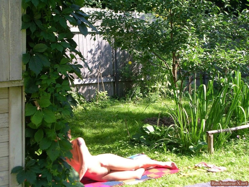 The neighbor in the country tanks naked