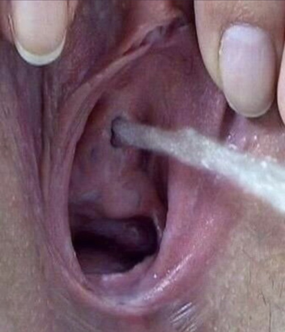 Women's pissing close -up