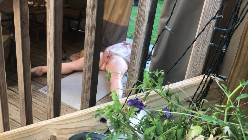 Spied on a neighbor in the garden