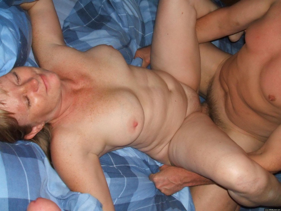 Elderly pairs in bed nude