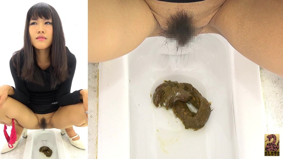 Beautiful Asian women poop