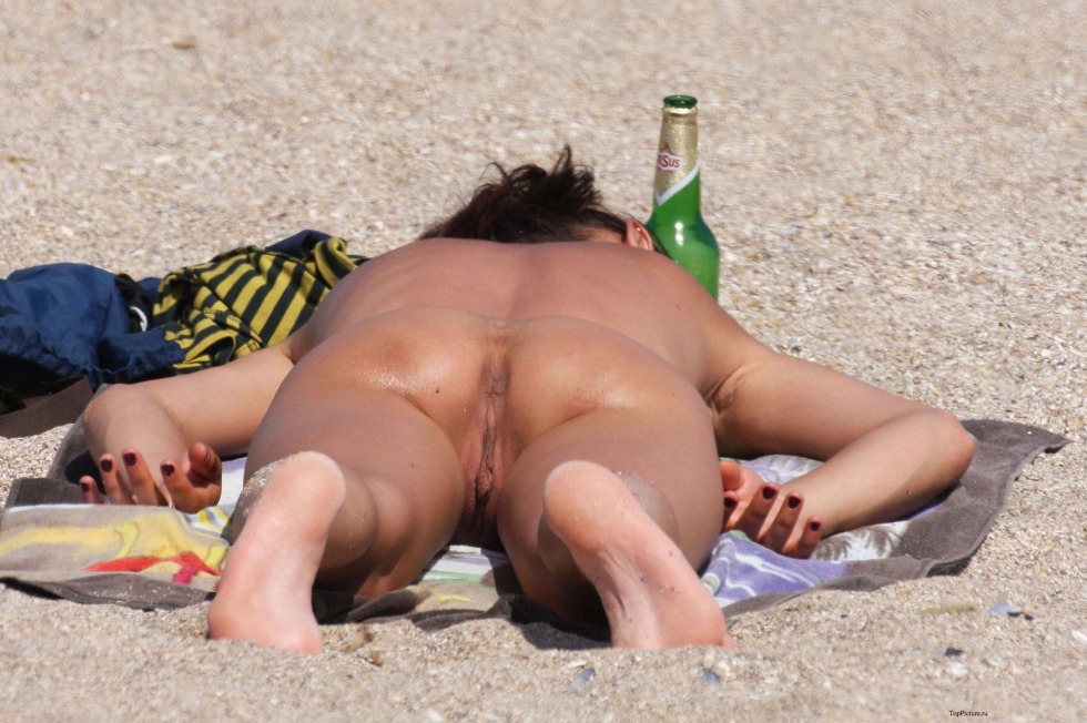 Women sunbathe without panties