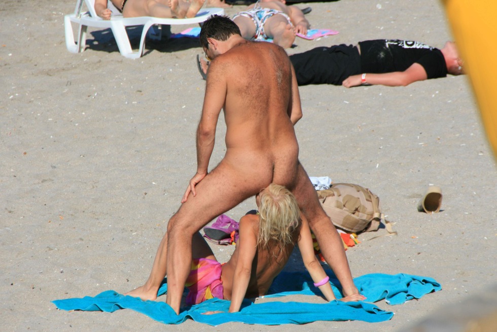 Erotic incidents on the beach