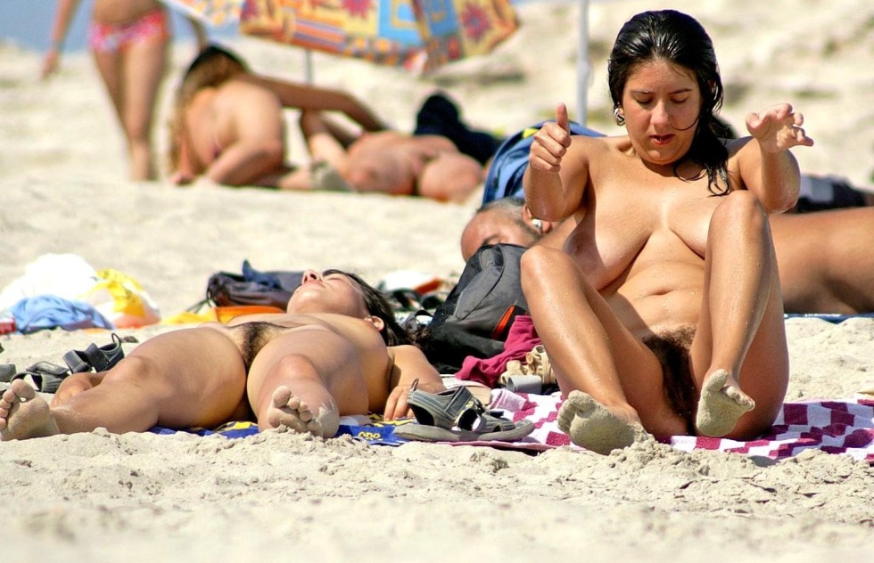 Women on nudist beaches