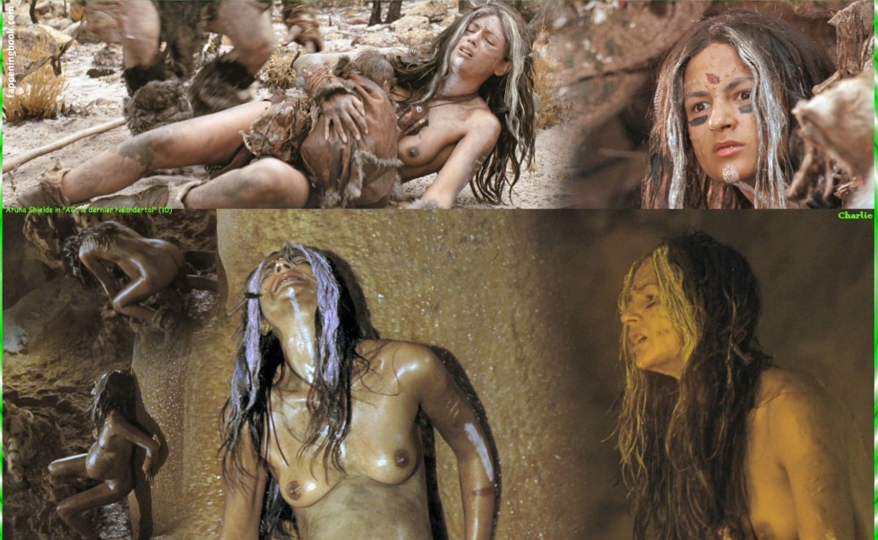 Naked Brooke Shields in the movie Blue Lagoon