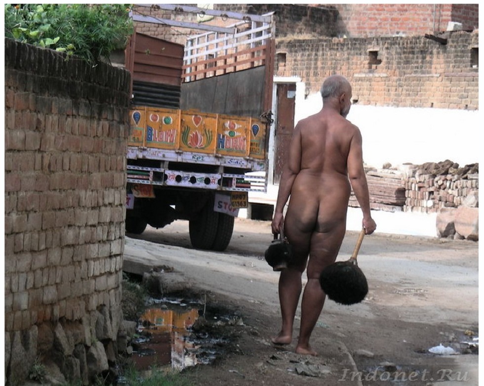 India Nagisch on the street