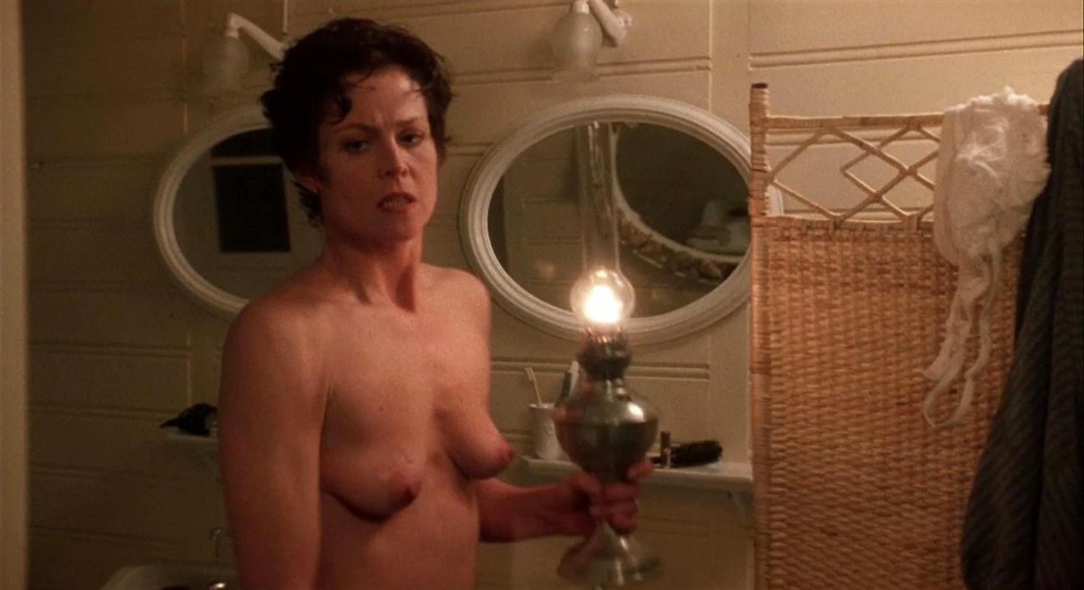 Sigurni Weaver Naked in the film